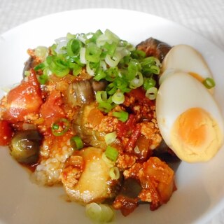 ナスとトマトのピリ辛そぼろ丼